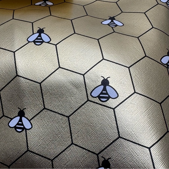 Disney Winnie the Pooh Gold Honeycomb Bee Cosmetic Travel Pouch NWT - Picture 7 of 7